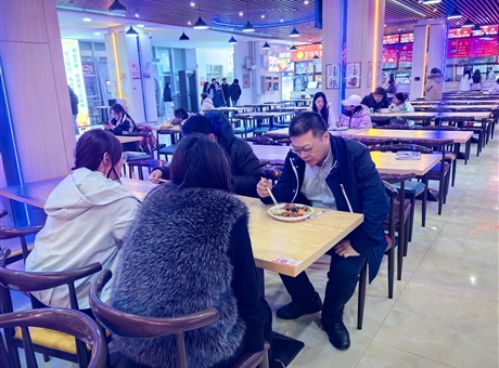 校長(zhǎng)陪餐筑牢“校園餐”安全屏障