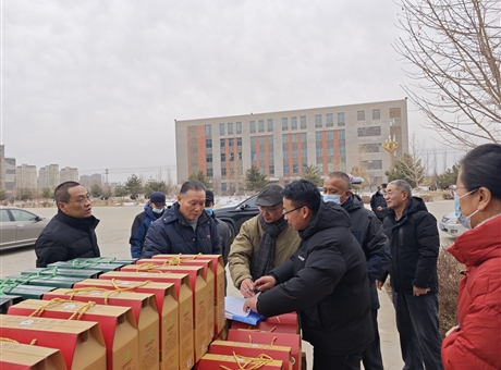 感恩職工奉獻 節(jié)前溫暖回饋│學校開展了退休人員春節(jié)前福利發(fā)放活動
