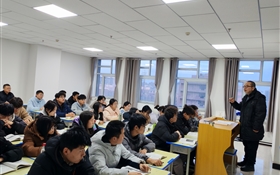 校長(zhǎng)李海軍深入聯(lián)系班級(jí)、宿舍、課堂與學(xué)生談?chuàng)?dāng)、話成長(zhǎng)