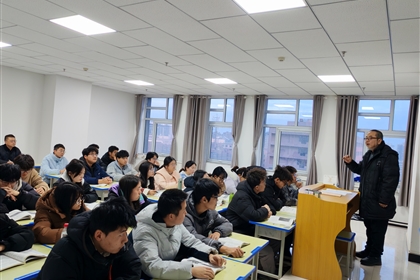 校長(zhǎng)李海軍深入聯(lián)系班級(jí)、宿舍、課堂與學(xué)生談?chuàng)?dāng)、話成長(zhǎng)